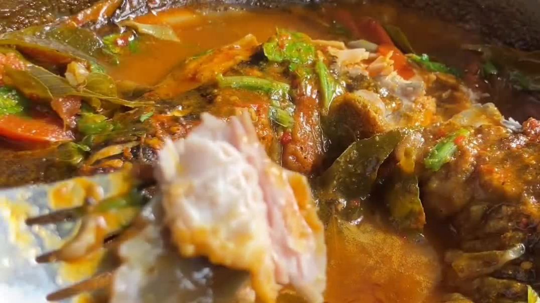 😋😋 ⁣Fish curry__Ingredients_ curry leaves_ masalas_ chilli powder_ ginger_ garlic_ black pepper_ tom